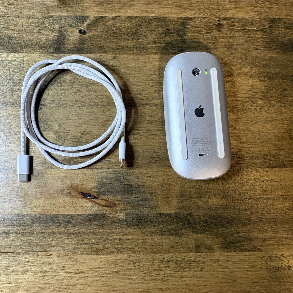 Apple wireless mouse lighting port, with charger. - Picture 2 of 2